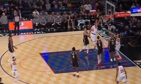 PP体育直播-这球挺硬！唐斯篮下扛开克洛尼 旱地拔葱单臂暴扣！